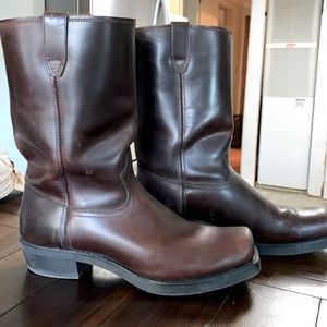 Nice Dingo western leather boots. Size 11EW.